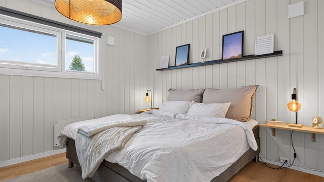 Store soverom på hovedplanet, alle med god plass til dobbeltseng og garderobeløsning