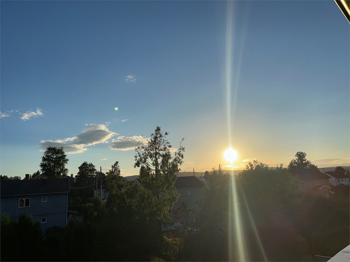 Her har du solen til langt på kveld om sommeren. Bilde tatt av selger.