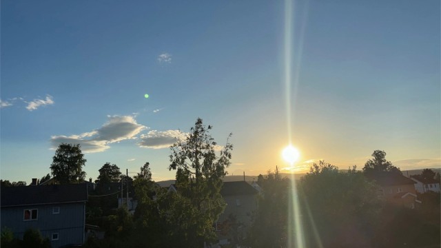 Her har du solen til langt på kveld om sommeren. Bilde tatt av selger.