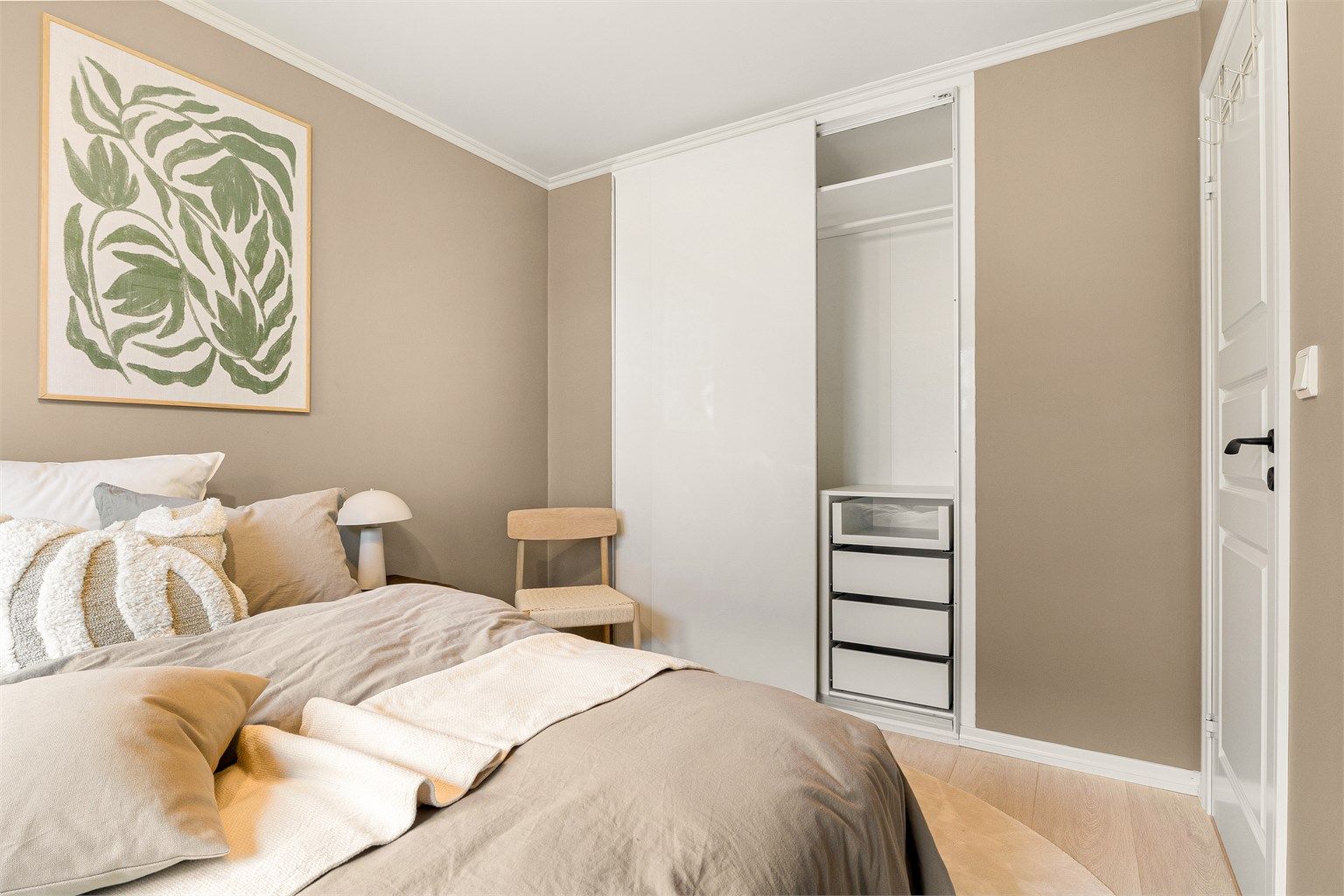 Soverommet har skyvedørgarderobe med to dører.