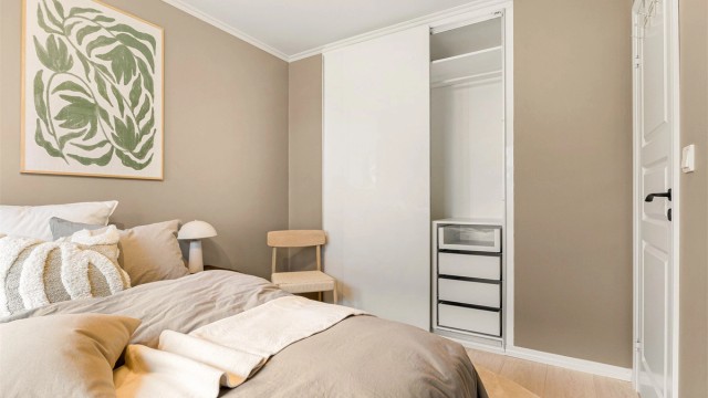 Soverommet har skyvedørgarderobe med to dører.