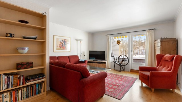 Leiligheten har en gjennomgående planløsning bestående av entré, romslig stue med utgang til vestvendt terrasse, kjøkken med utgang til østvendt balkong, to gode soverom, baderom og toalettrom