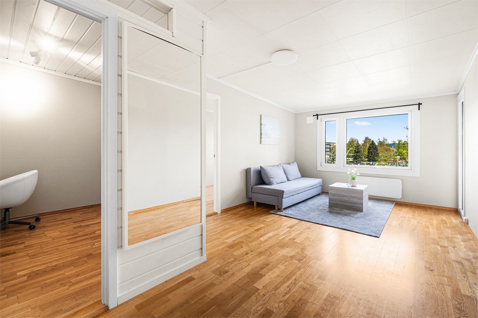 En lys og arealeffektiv 2-roms andelsleilighet med en herlig innglasset balkong - Det perfekte førstegangskjøp.