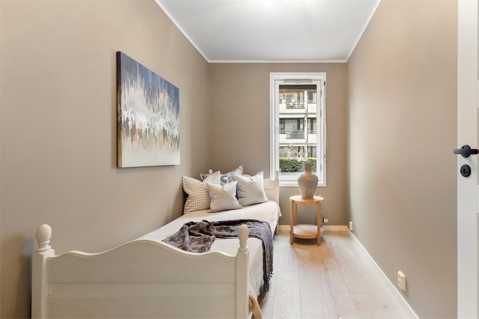 Det andre soverommet egner seg godt som barnerom, gjesterom eller kontor.