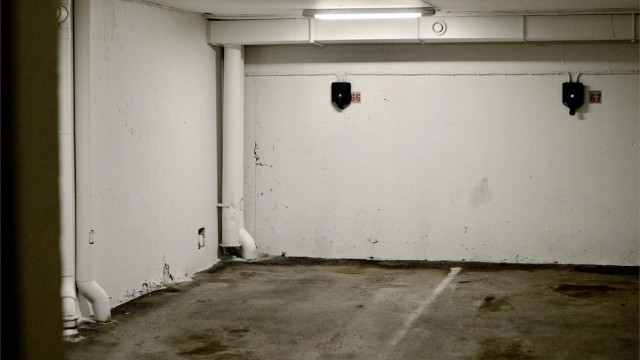 Leiligheten disponerer en parkeringsplass (nr. 66) i felles parkeringskjeller med el-lader. (Bildet er tatt av selger.)