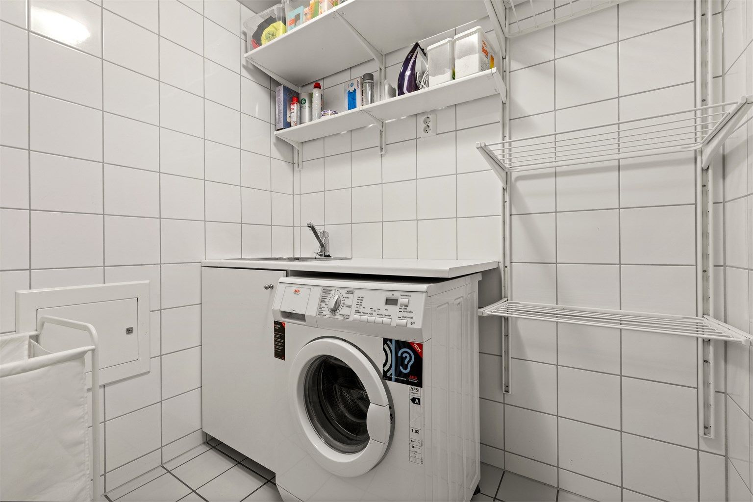 Fra entré er det adkomst til flislagt vaskerom m/opplegg for vaskemaskin. Innredning m/nedfelt rustfri kun og hyller. Praktisk tørkestativ montert i rommet. Varme i gulvet for lun oppvarming av rommet. Rommet er ikke bruksendret fra byggemeldt status.  