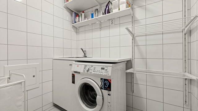 Fra entré er det adkomst til flislagt vaskerom m/opplegg for vaskemaskin. Innredning m/nedfelt rustfri kun og hyller. Praktisk tørkestativ montert i rommet. Varme i gulvet for lun oppvarming av rommet. Rommet er ikke bruksendret fra byggemeldt status.