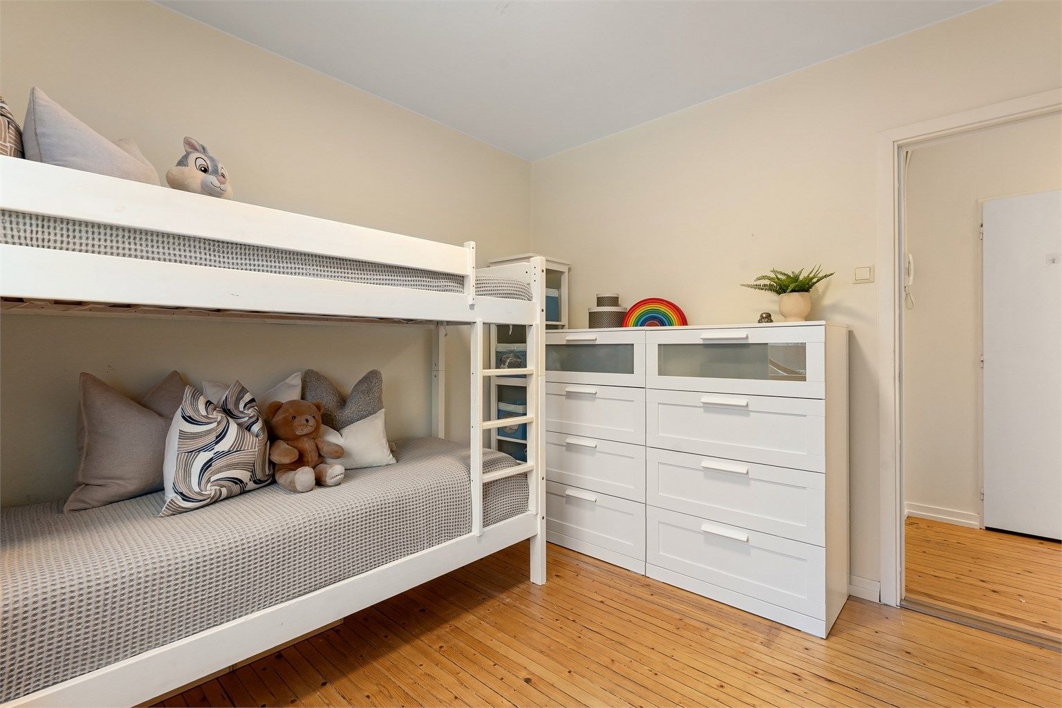 Rommet har plass til køyeseng og oppbevaringsmøbler.