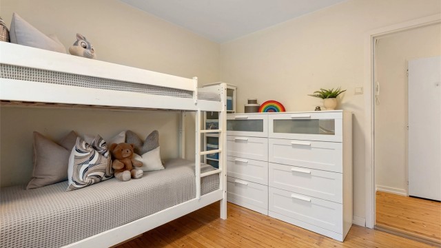 Rommet har plass til køyeseng og oppbevaringsmøbler.