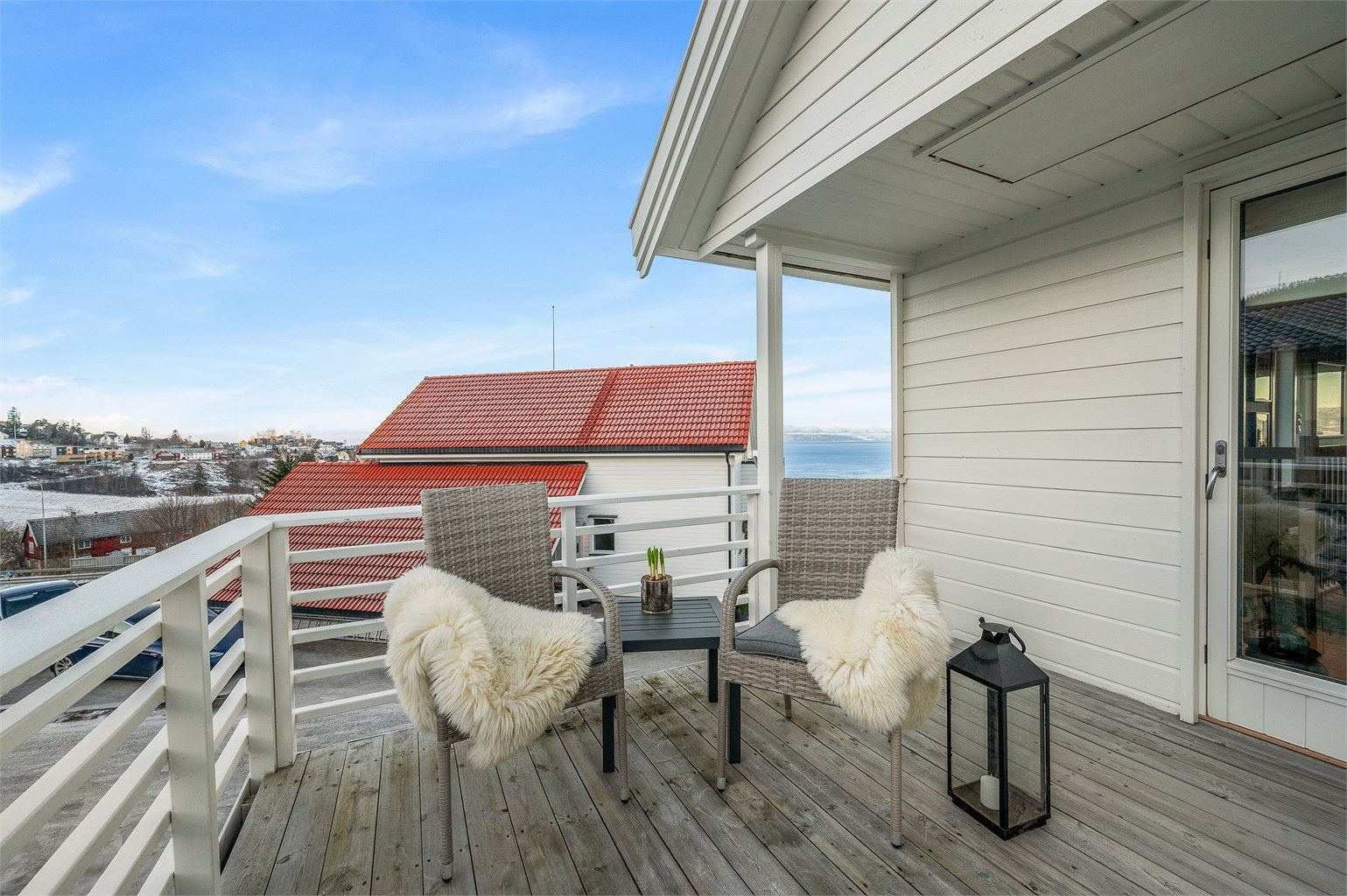 Romslig veranda på 15 kvm med svært gode solforhold – her er det sol fra ca. kl. 12:00 og helt til solnedgang på sommerstid i følge selger.  