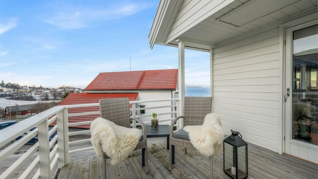 Romslig veranda på 15 kvm med svært gode solforhold – her er det sol fra ca. kl. 12:00 og helt til solnedgang på sommerstid i følge selger.