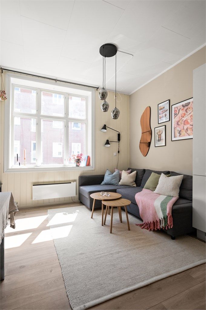 Stuen er sparklet og nymalt i 2025. 