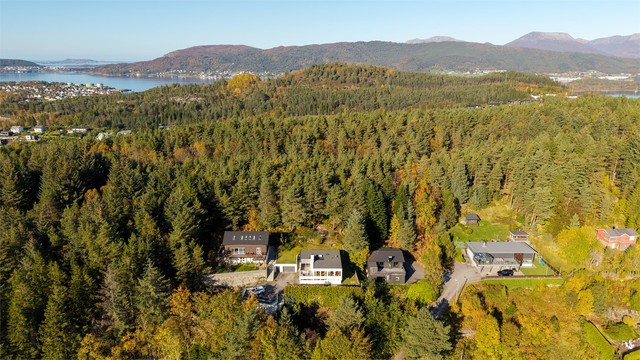 Turområdet på Hatlaåsen like bak eiendommen fører videre mot Lerstadvannet og Høgnakken.
