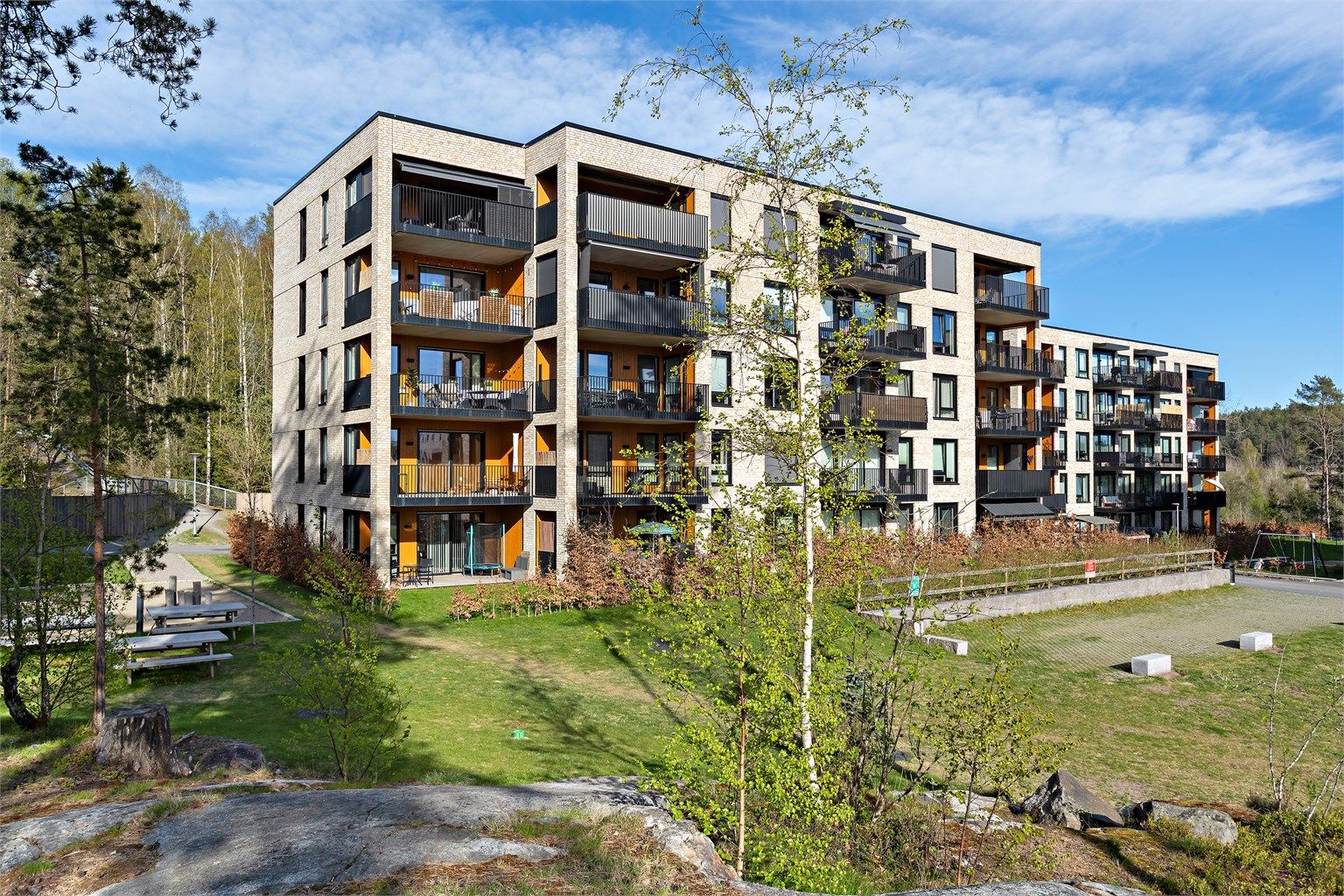 Leilighetsbygget ble ferdigstilt i 2021 og har en moderne fasade med teglstein og trekledning. Sameiet har pent opparbeidede fellesområder.