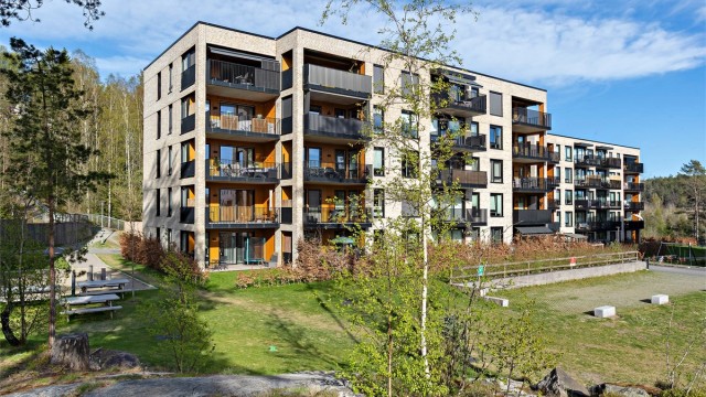 Leilighetsbygget ble ferdigstilt i 2021 og har en moderne fasade med teglstein og trekledning. Sameiet har pent opparbeidede fellesområder.