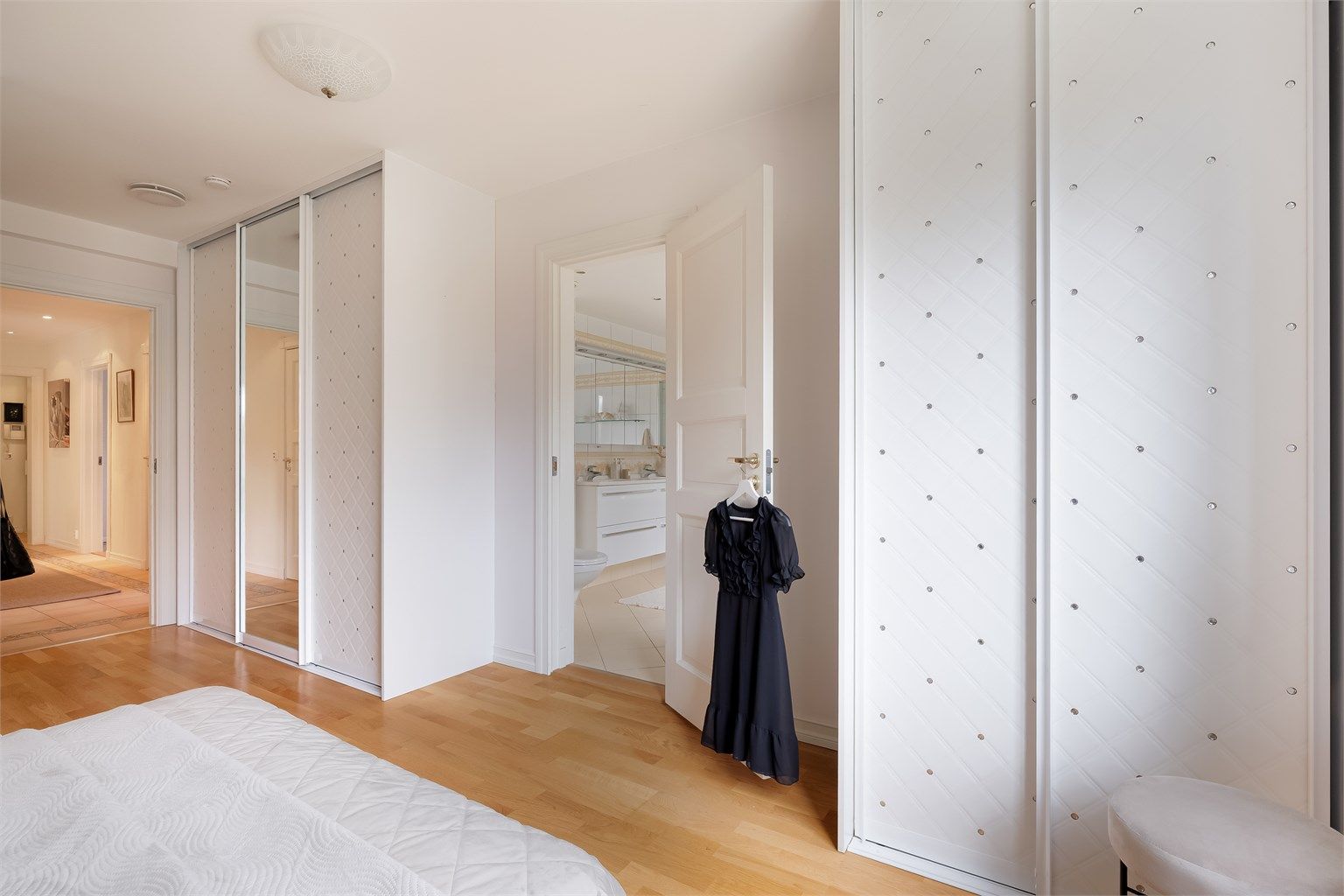 Fra soverommet er det adkomst til et av leilighetens to bad.