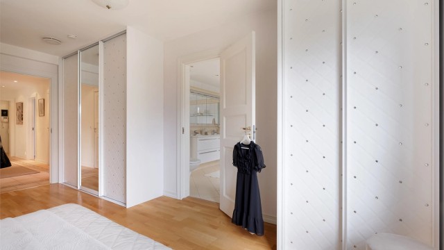 Fra soverommet er det adkomst til et av leilighetens to bad.