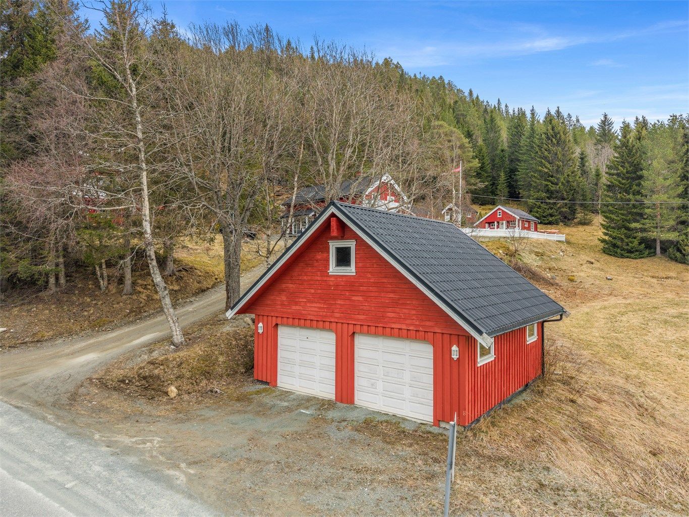 Videre er det dobbelgarasje med gode lagringsmuligheter og biloppstillingsplass på eiendommen, som gir en praktisk løsning i hverdagen.