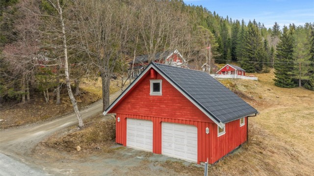 Videre er det dobbelgarasje med gode lagringsmuligheter og biloppstillingsplass på eiendommen, som gir en praktisk løsning i hverdagen.