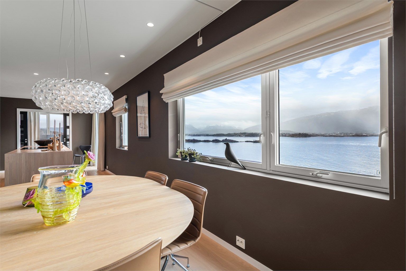 Fra spisestuen kan du nyte både gode måltider og flott utsikt