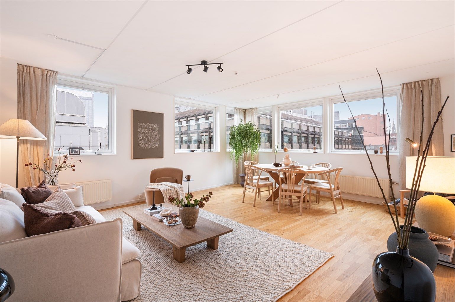 En luftig og tidløs hjørneleilighet med balkong og en attraktiv beliggenhet. 