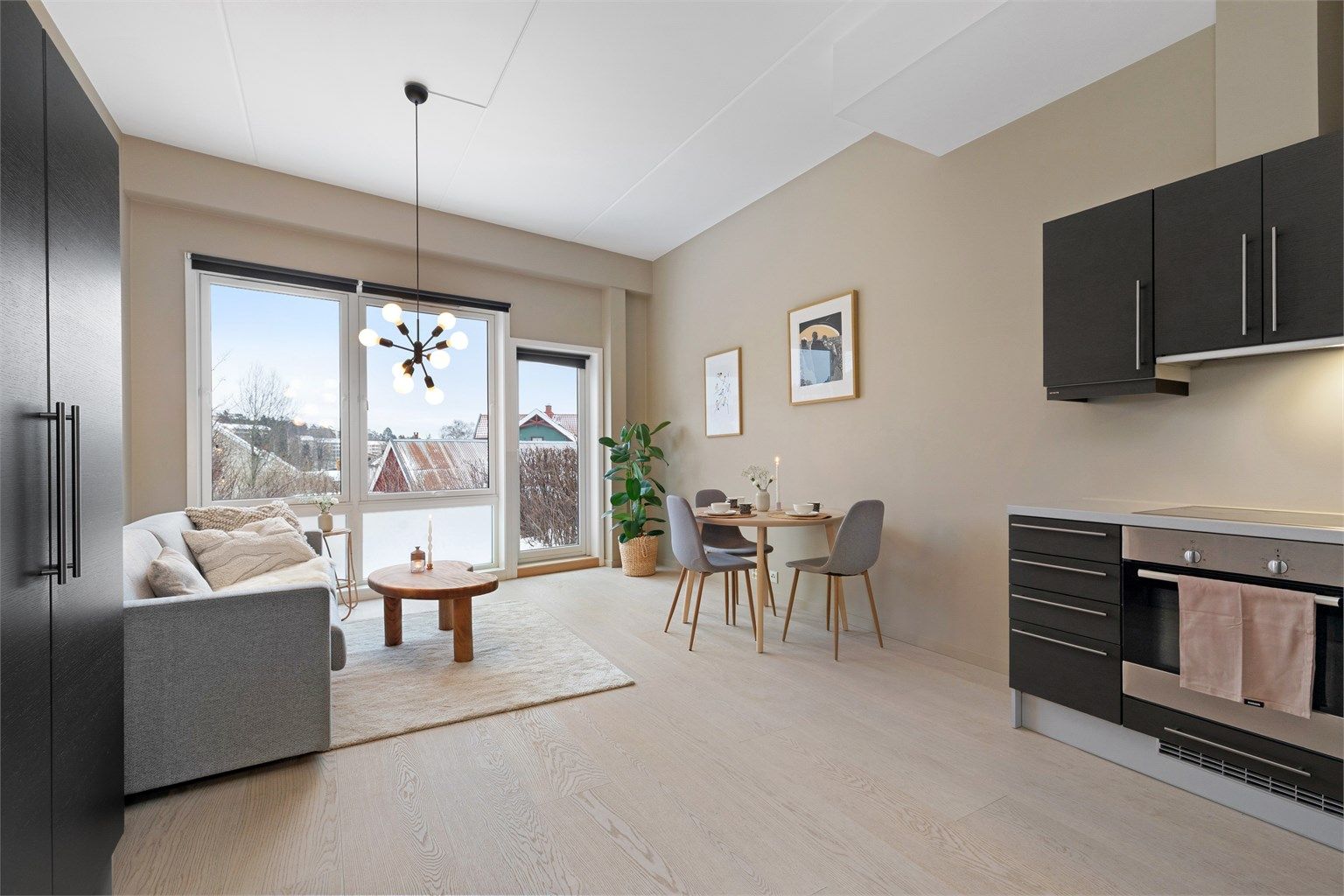 Leiligheten er lys og praktisk, med trappefri adkomst og stor markterrasse Foto: Hanne Bruland/FotoHanne