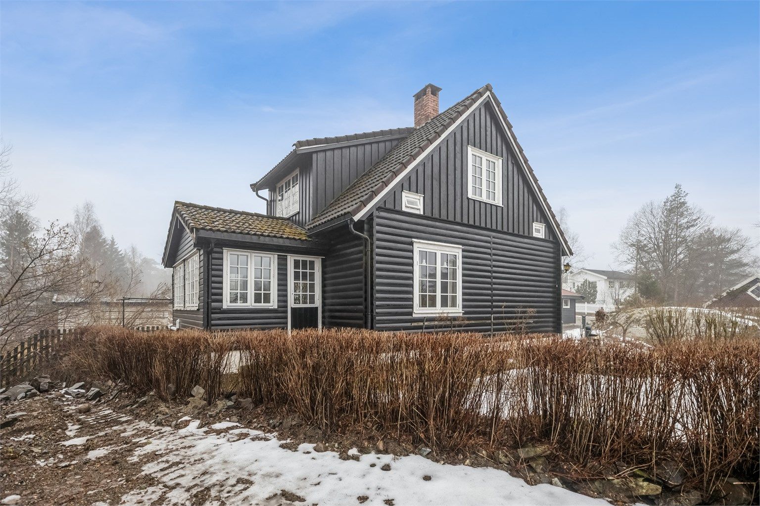 Sjarmerende tømmerhus fra 1938 med sjel og historie. Huset har bevart sin tidstypiske karakter med smårutede vinduer og en lun, eventyrlig atmosfære.