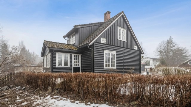 Sjarmerende tømmerhus fra 1938 med sjel og historie. Huset har bevart sin tidstypiske karakter med smårutede vinduer og en lun, eventyrlig atmosfære.