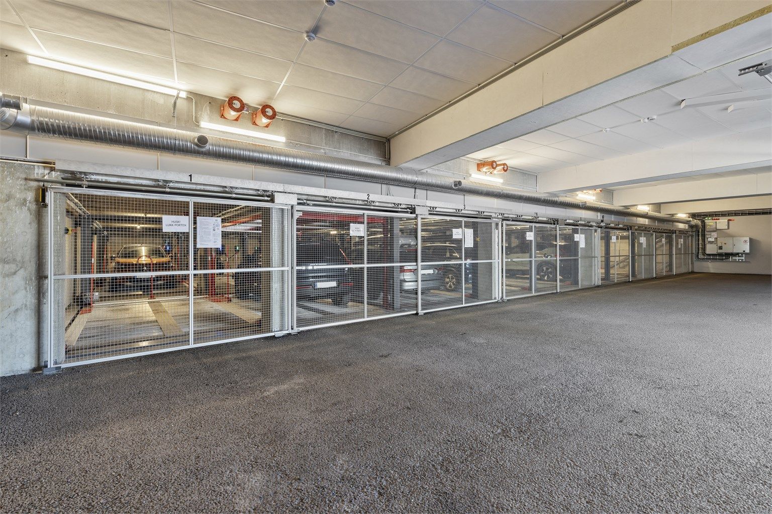 Seksjonseier disponerer to stk. parkeringsplasser i sameiets garasjeanlegg med én el-bil lader. Plass nummer 61 med el-bil lader og plass nummer 51.