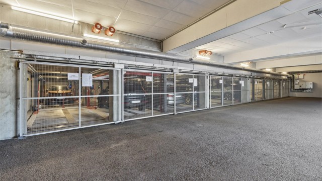 Seksjonseier disponerer to stk. parkeringsplasser i sameiets garasjeanlegg med én el-bil lader. Plass nummer 61 med el-bil lader og plass nummer 51.