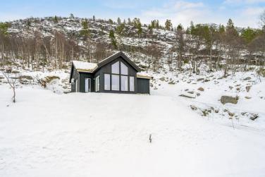 Nyoppført flott hytte fra 2023 på attraktiv tomt i populært hytteområde med fantastisk utsikt og gode solforhold 