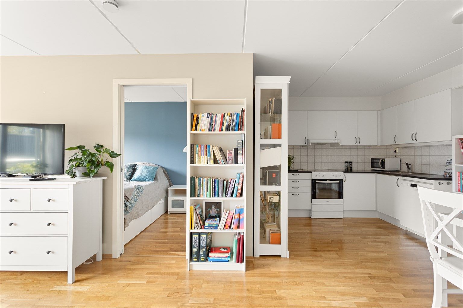 Den åpne løsningen mellom stue og kjøkken skaper en sosial bolig. 