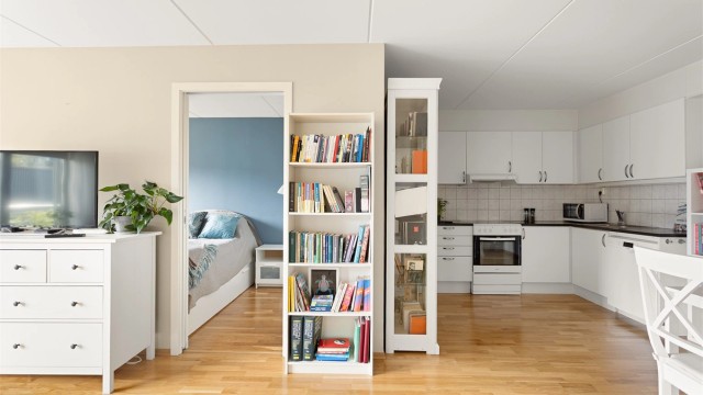 Den åpne løsningen mellom stue og kjøkken skaper en sosial bolig.