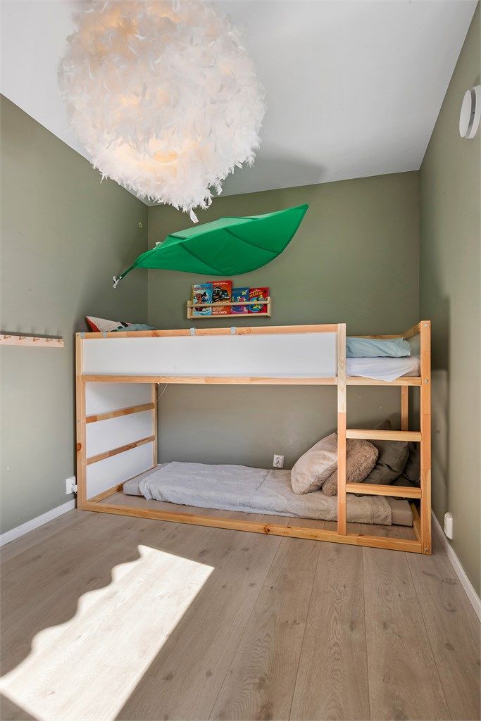 Lyst og trivelig barnerom med god plass til lek.