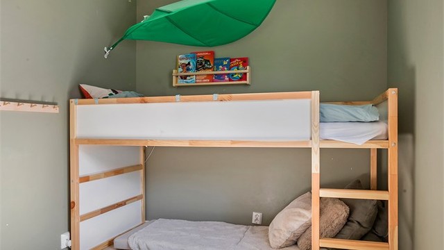 Lyst og trivelig barnerom med god plass til lek.