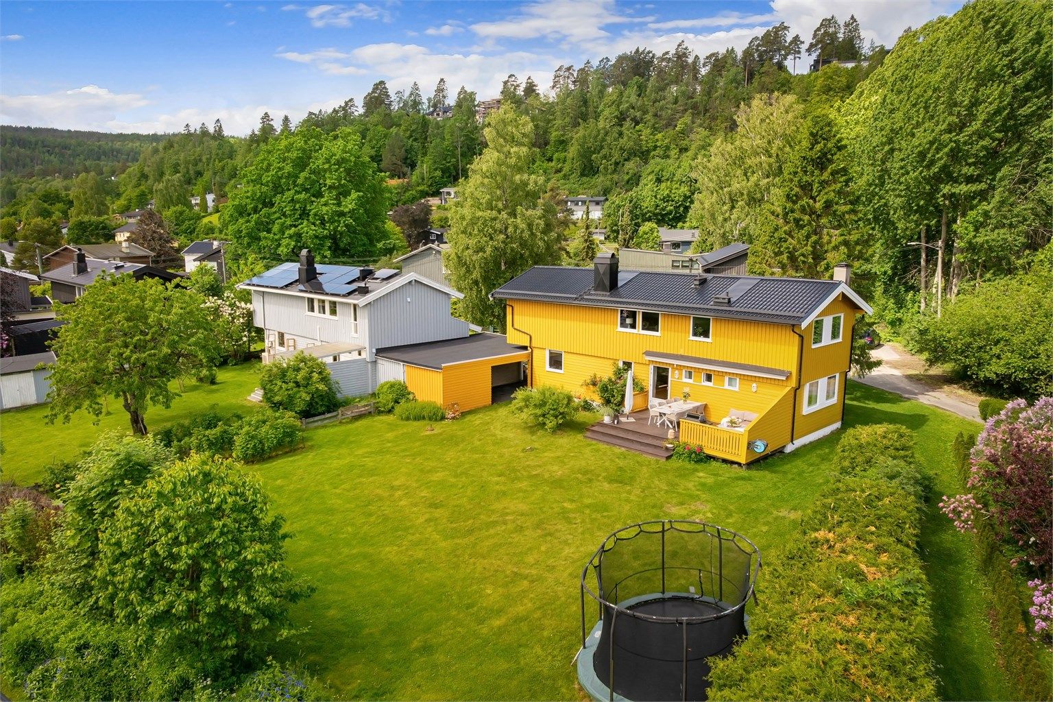 Den store hagen kan by på bærbusker som bringebær, solbær og rabarbra.