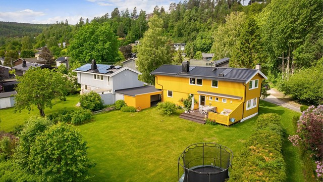 Den store hagen kan by på bærbusker som bringebær, solbær og rabarbra.
