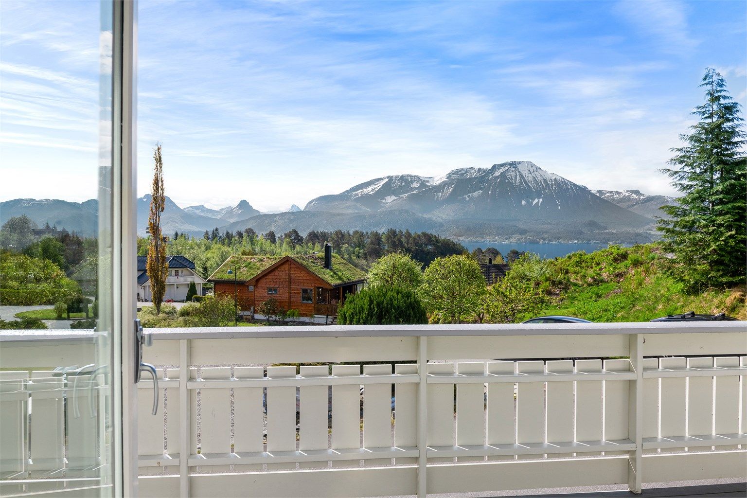 Fra stuen har du utgang til romslig balkong med nydelig utsikt over fjord og fjell.