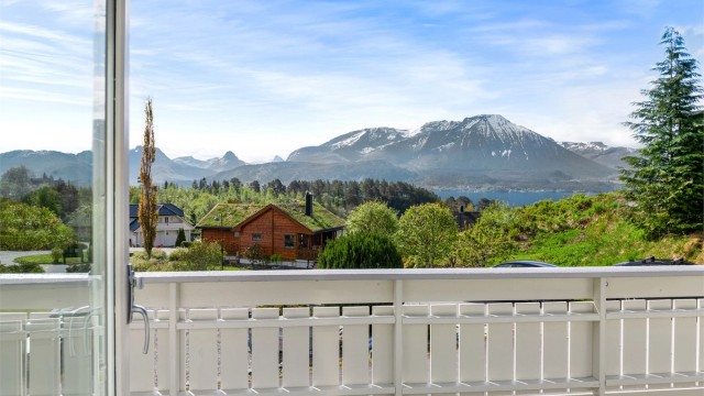 Fra stuen har du utgang til romslig balkong med nydelig utsikt over fjord og fjell.