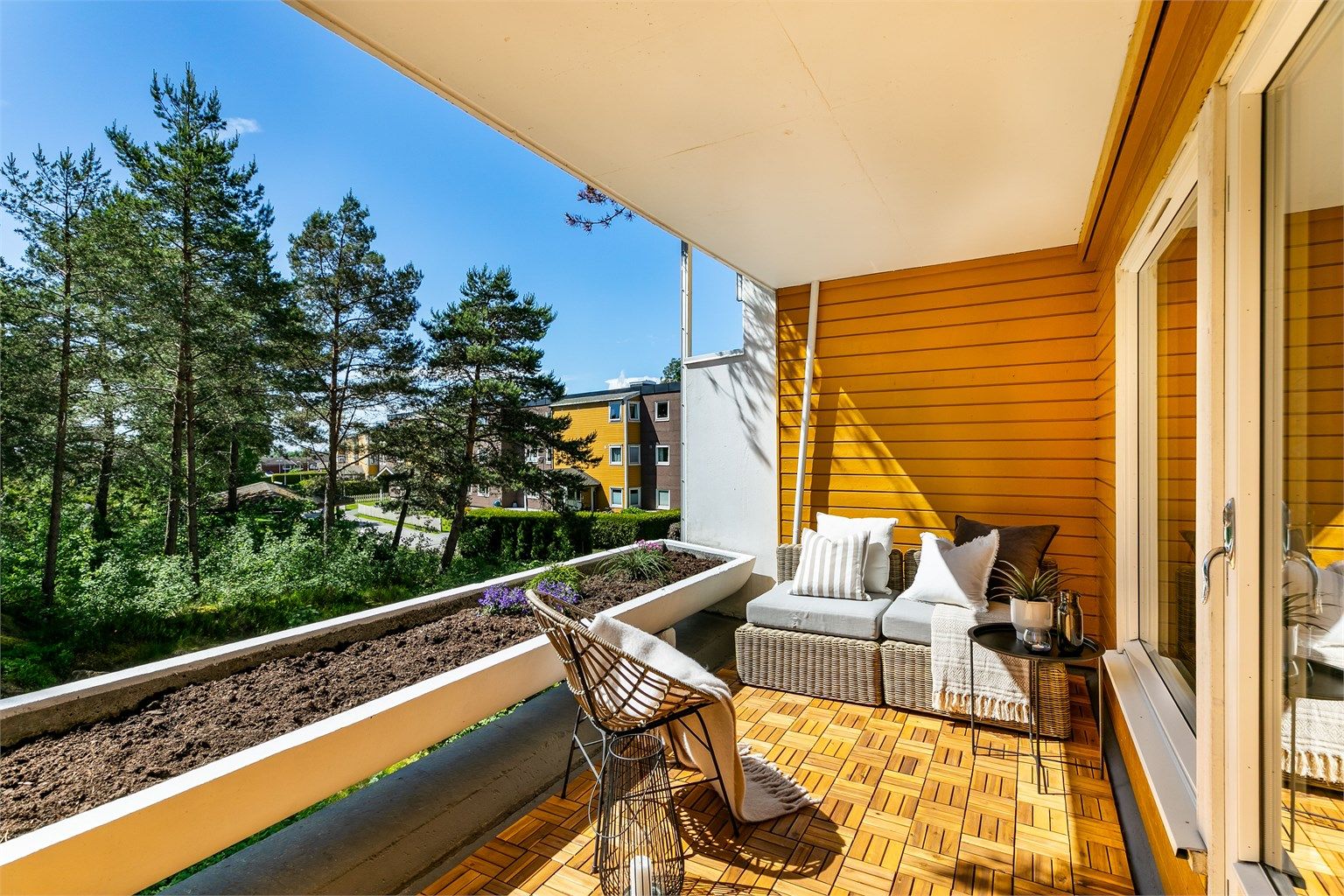 I blomsterkassen kan du plante, pynte opp og sette ditt personlige preg på balkongen.