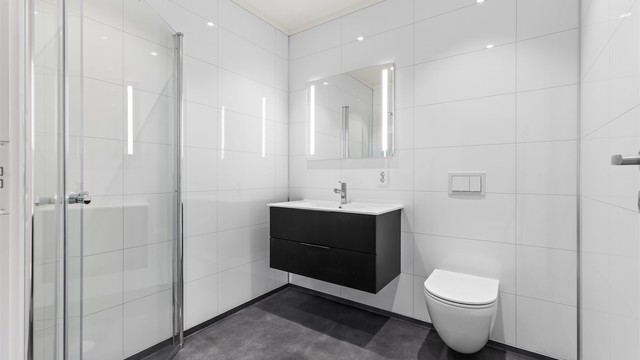 Badet tilknyttet hovedsoverommet har lekker baderomsinnredning og varmekabler i gulvet.