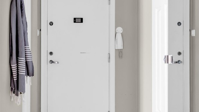 Lys og innbydende entrè med god plass til å henge fra seg ytterklær.