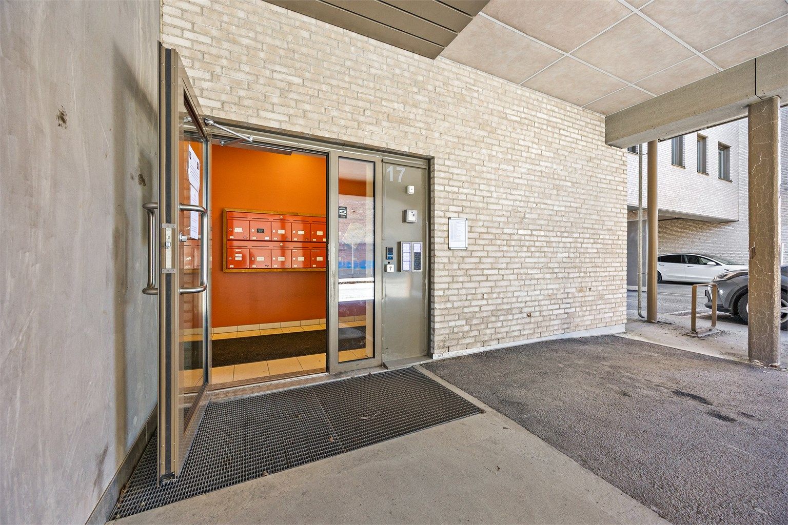 Felles inngangsparti med postkasser og heis opp til leilighetens etasje.