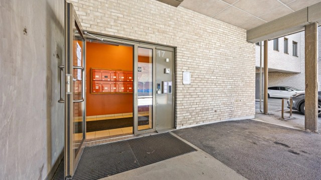 Felles inngangsparti med postkasser og heis opp til leilighetens etasje.