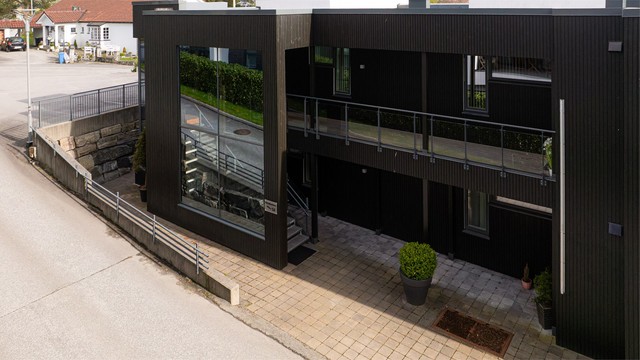 I tillegg er det opparbeidet godt med gjesteparkeringsplasser på sameiets tomt. Tilkomsten til leiligheten er hellelagt og overbygd, med kort veg til garasjeanlegget hvor det er lagt varmekabler i veien
