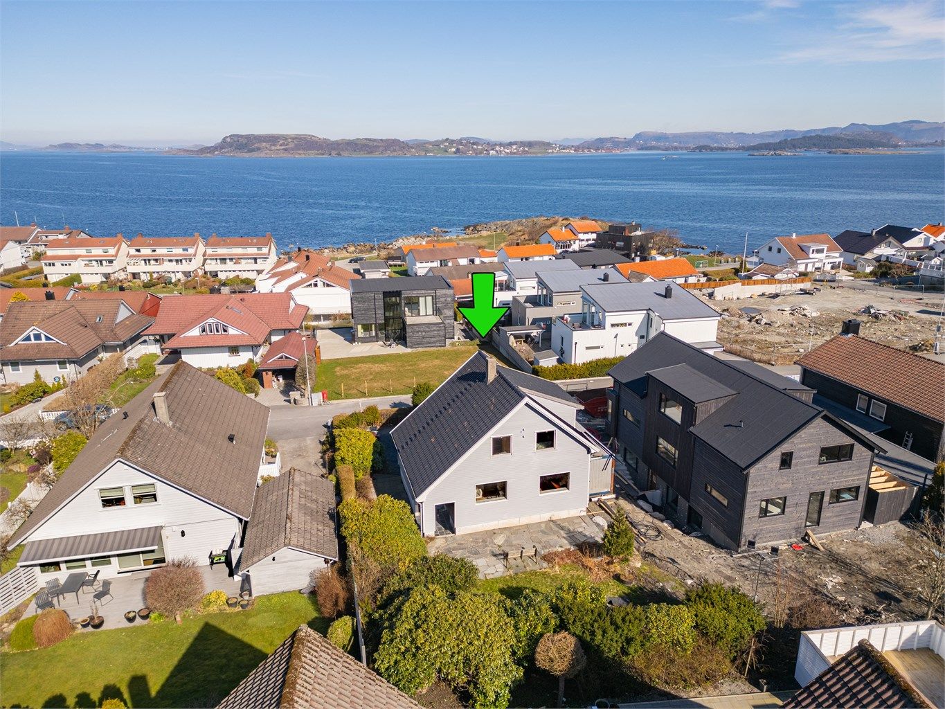 Krogsveen avd. Sandnes ved daglig leder / partner Tom Christer Hovde, ønsker velkommen til visning her i Turkisveien 8 på Grødem.  Eiendommen er solrik, har et pent utsyn sammen med skjermet koselig hage/solplatting på baksiden. 