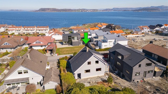 Krogsveen avd. Sandnes ved daglig leder / partner Tom Christer Hovde, ønsker velkommen til visning her i Turkisveien 8 på Grødem. Eiendommen er solrik, har et pent utsyn sammen med skjermet koselig hage/solplatting på baksiden.