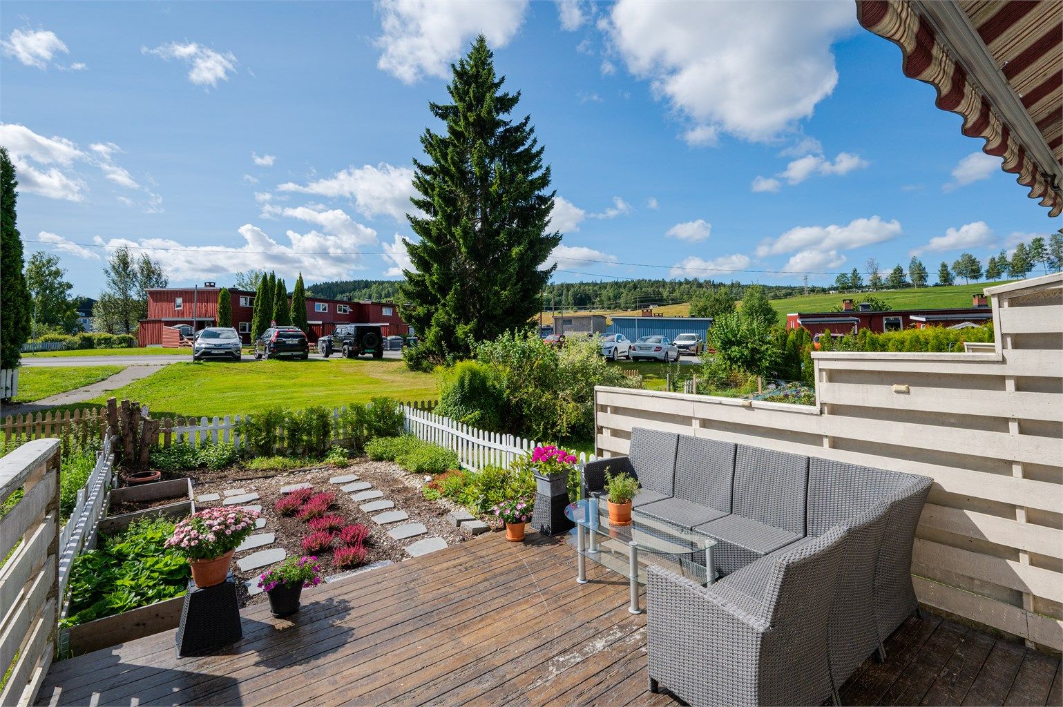 Rekkehus med stor, usjenert terrasse og hage. Foto: Peter Futo v/Kreativ Mango AS
