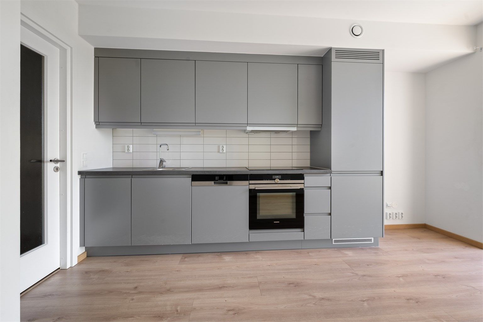 Dette er en moderne og arealeffektiv leilighet, ferdigstilt i 2021.