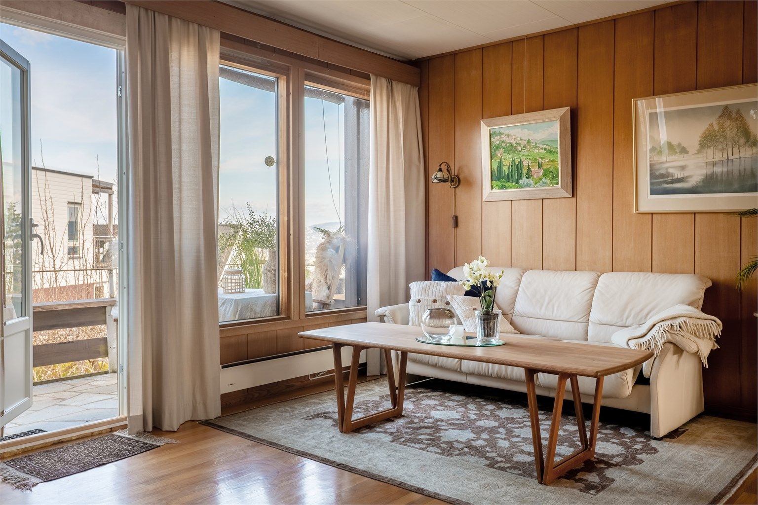 Utgang til solrik sidebalkong.